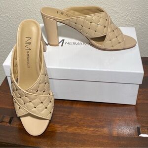 NIB Neiman  Marcus Bodile Ecru Nappa